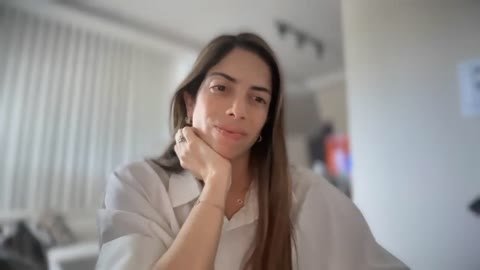 Profesional vinculada a odontología gestionando consultas